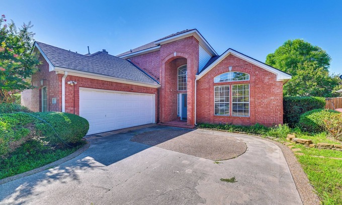Plano Casa | 5 Mi to UT Dallas: Home w/ Yard in Central Plano!