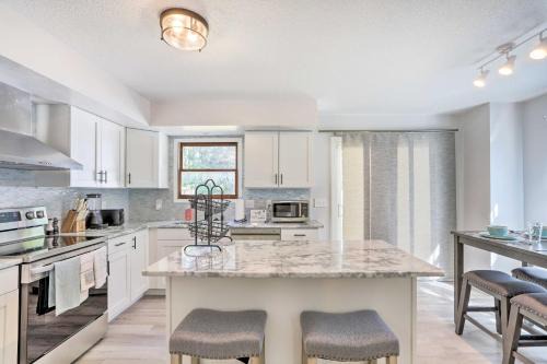 Bedford Apartamento | 5 Mi to UT Quiet Toledo Duplex Near Parks!