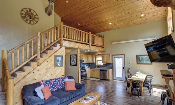 Keystone Casa | 5 Miles from Mt- Rushmore, with private hot tub!