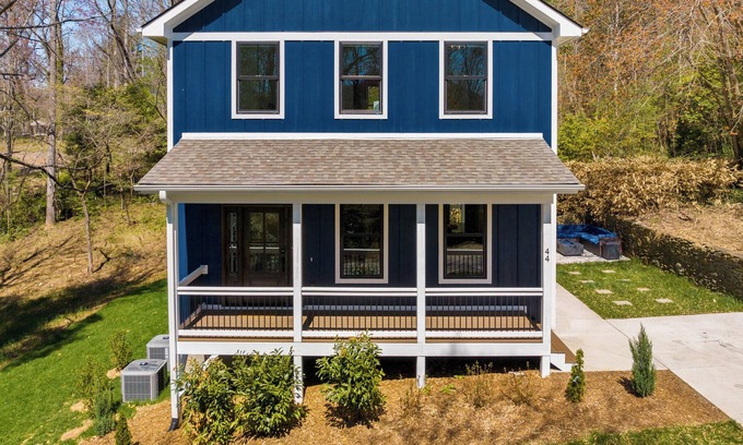 Asheville Cabina | 5 Miles to Downtown Asheville ~ With Hotub & Pet Friendly