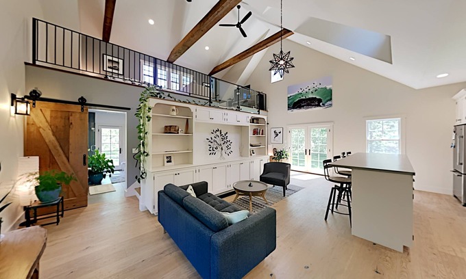 Katama Casa | 5 Min Drive to Beach/Downtown