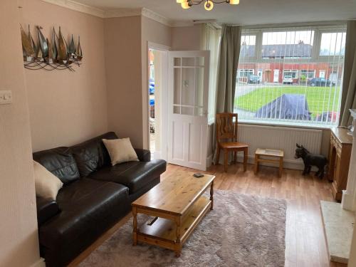 Trafford Casa | 5 min Drive to Trafford Centre and15 Manchester City