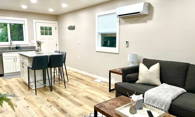Concord Casa | 5 min to DWTN, BART & Park| Private Deck w/ View