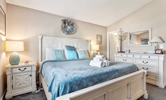 Northeast Virginia Beach Condominio | Condominio reducido y recientemente remodelado 1. ¡A 5 cuadras de Beach Street USA!