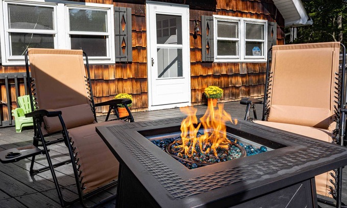Pocono Lake Cabaña | 5 min Walk to Beach - family friendly cottage with game room & deck