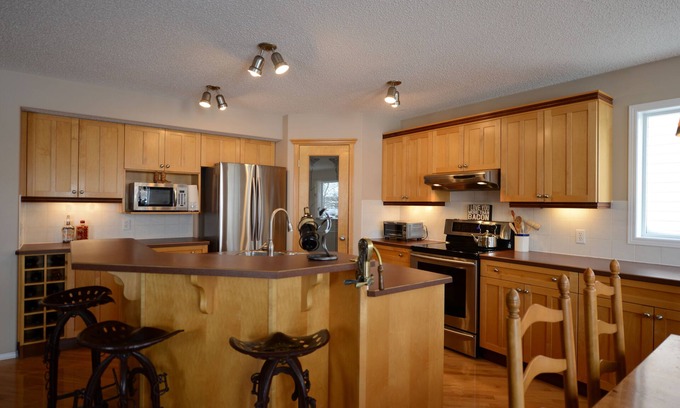Southeast Calgary Casa | 5 min walk to community lake, 1 hour from the mountains, close to Spruce Meadows