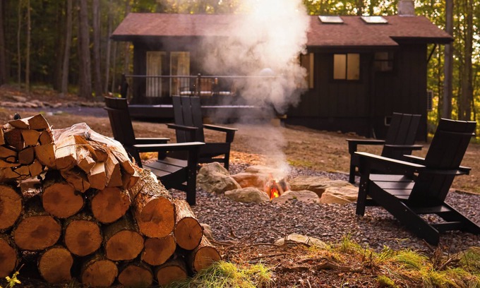 Gouldsboro Cabina | 5 min walk to indoor pool. Tranquil Poconos Cabin for couples or small families
