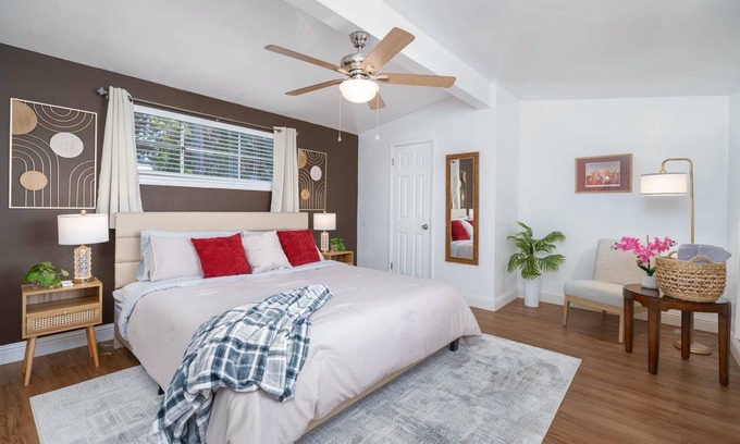 Bakersfield Casa | 5 min Walk to Panorama Bluffs! Preserve Trails Family-sized House 5 Beds Sleep 9