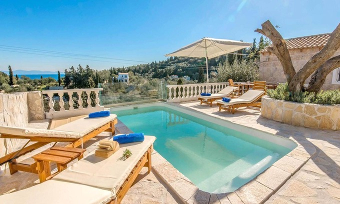 Longos Villa | Villa de 2 dormitorios y 1 baño con piscina privada, a poca distancia de Loggos, wifi gratis y aire acondicionado.