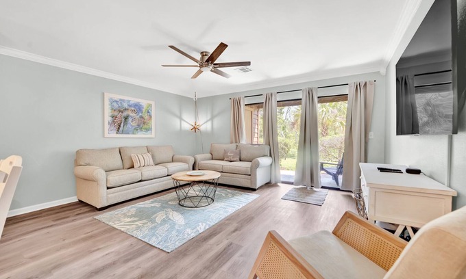 West Panama City Beach Condominio | 5 min walk to beach | PetsOK | Beach Amenities | WiFi, Close Parking and no elevators