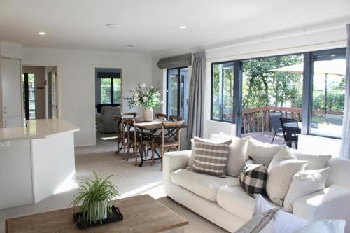 Havelock North Casa | 5-min walk to Village - Havelock North Holiday Home with Spa Pool