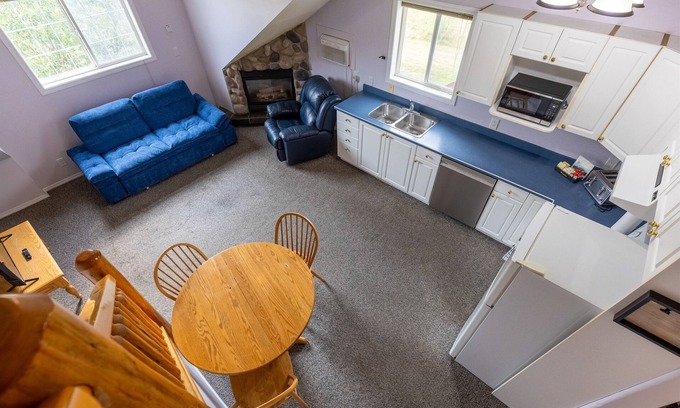 East Kootenay Condominio | 5 Mins from the Resort | Sleeps 3 | Dog Friendly
