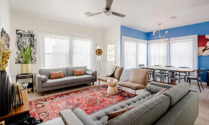 Chestnut Casa | 5 mins to best of ATX, Stocked kitchen, 4BR 2.5BA, Backyard, Grill, yard games