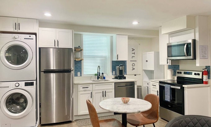 Atlanta Apartamento | 5 mins to Downtown 2 beds Sleeps 2-4 Private Basement Free Parking
