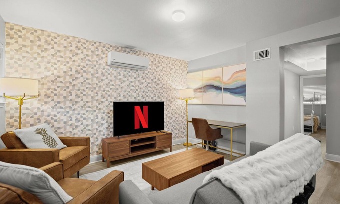 Hyde Park Apartamento | 5 Mins to DT-500Mbps WiFi-Parking-W/D-KingBed-TV!