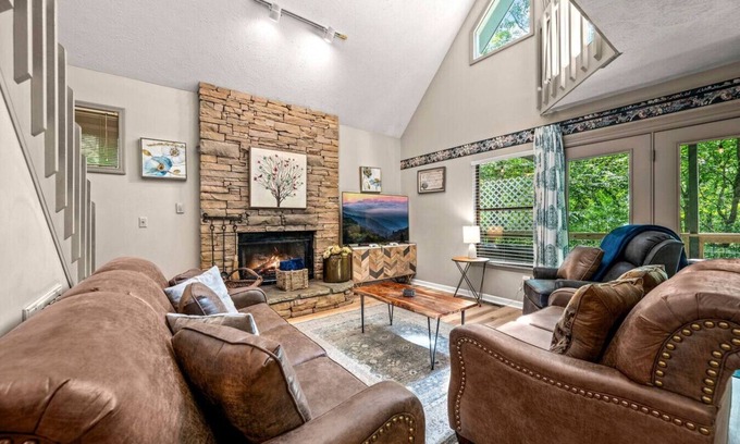 Chalet Village Cabina | *5 Mins to Gatlinburg* Hot Tub+Fireplace*Families!