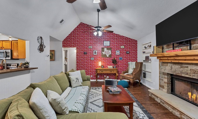 New Braunfels Casa | 5 Mins to Gruene + Hot Tub + Privacy + Relaxation