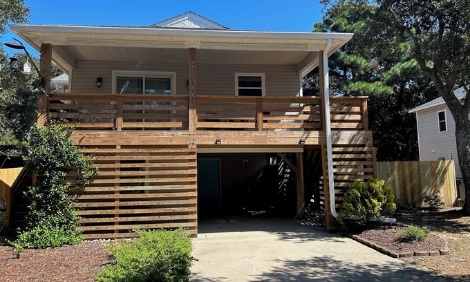 Colington Casa | 5 mins to Sound and Beach! Pet friendly & perfect for couples and small fam!