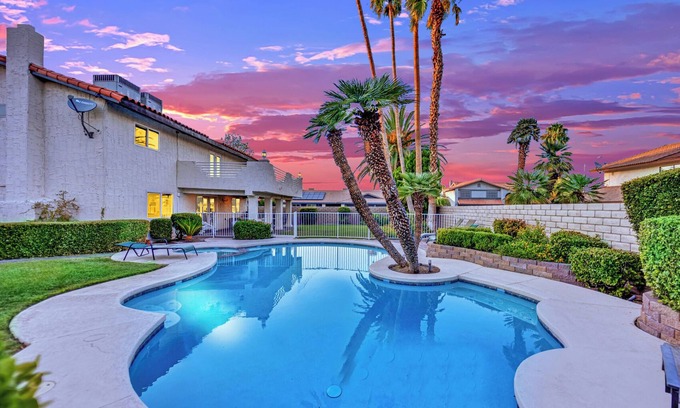 Rancho Oakey Casa | 5 Mins to Strip Vegas Villa Pool Yard Gather Fun!