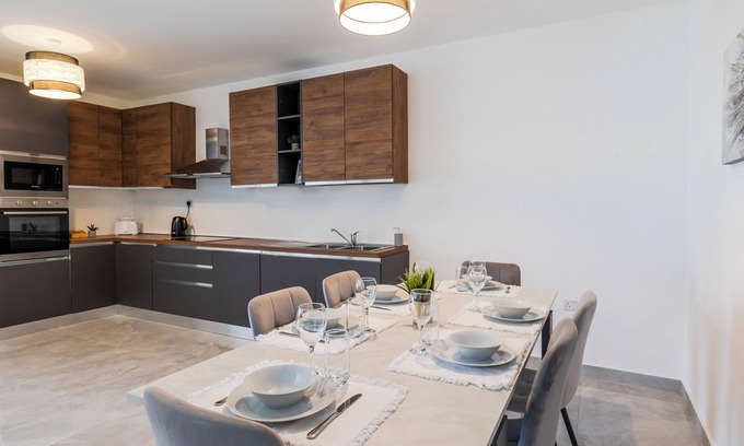 Sliema Apartamento | 5 mins walk from Valletta Ferry - Apartment in Sliema with View of Valletta.
