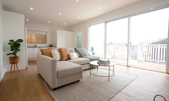 Terrigal Casa | 5 mins walk to Beach - Modern Beachy Escape. Netflix, Full Kitchen, Comfy Beds!