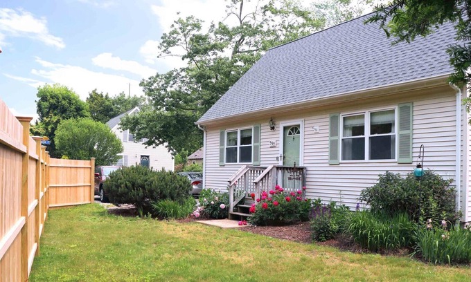 South Kingstown Casa | Walk to Narrow River, Sleeps 7