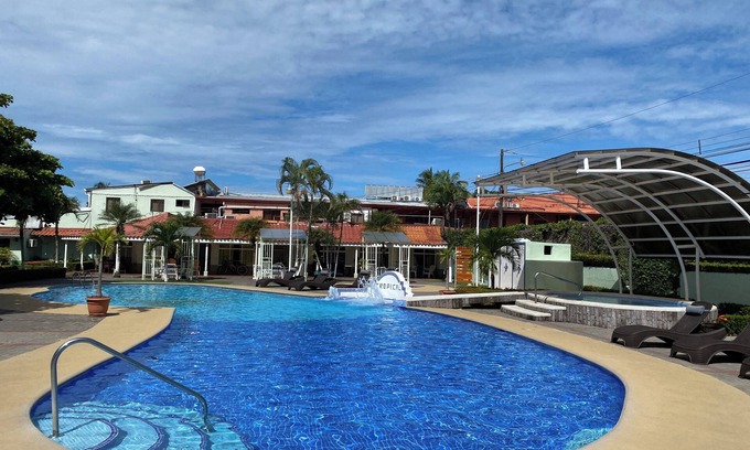 Jaco Cabina | 5 minute to the Center of town Condo - secure, large pool!