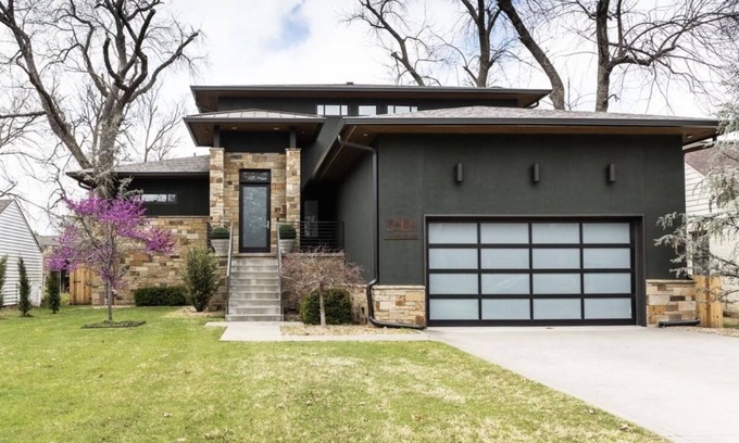Tulsa Casa | 5 minute Walk from the Gathering Place and the Discovery Lab!
