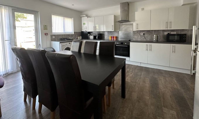 Newbury Park Casa | 5 Minute Walk to Central London Tube Modern 3 bed House