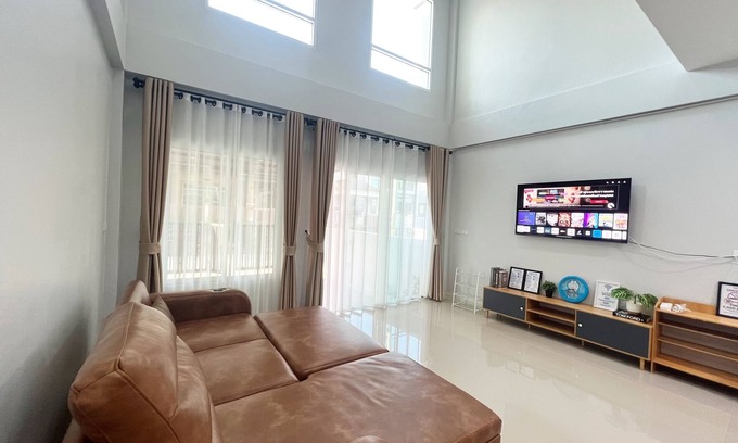 Hat Yai Casa | 5 minutes Drive to the city center, 9 minutes to Lee Gardens, with free parking.