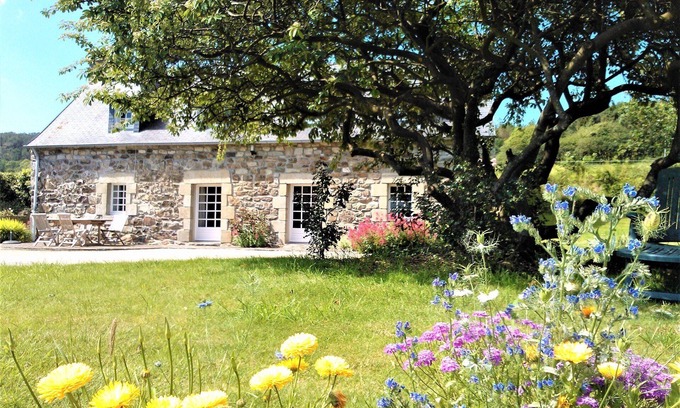 Plomodiern Casa | 5 minutes from beaches (Douarnenez-Crozon bay), country vacations.