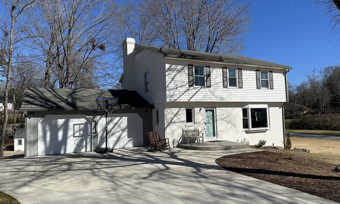 High Point Casa | 5 minutes from Furniture Market! 4 bed 2 1/2 bath house in a quiet neighborhood