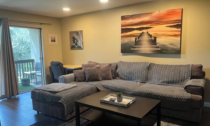 Valencia Condominio | 5 Minutes from Six Flags & 30 minutes from Los Angeles