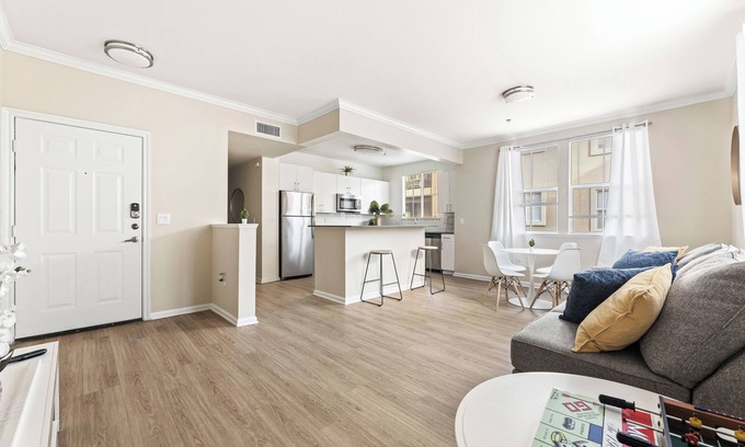 Valencia Apartamento | 5 minutes from six flags , close to shopping center 2 beds 2 bath private