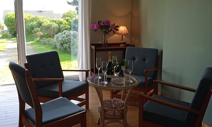 Roundstone Cabaña | 5 minutes from the beach quiet house with every room opening onto the garden