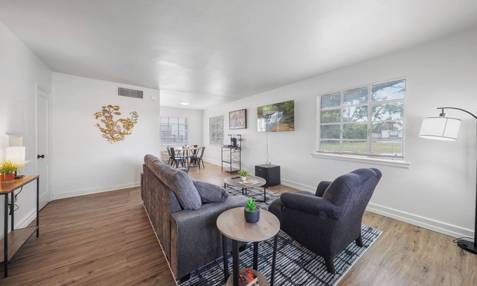 Highlands - Perkins Apartamento | 5 Minutes from Tiger Stadium/King Bed