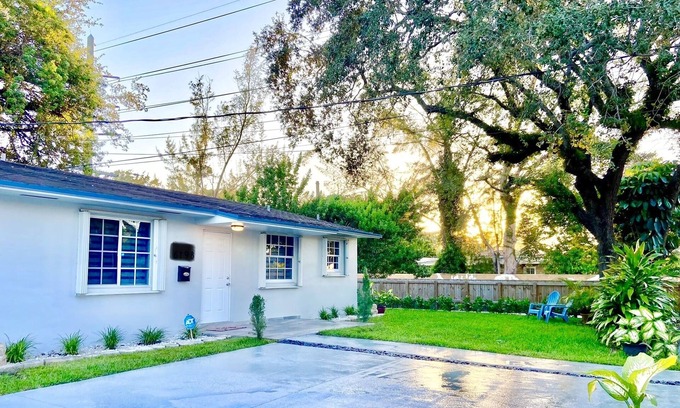 South Miami Casa | 5 Minutes from Univ Miami renovated home family friendly Free Parking
