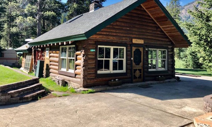 Silver Gate Cabina | 5 minutes from Yellowstone, on Soda Butte Creek, Fishing 40' away