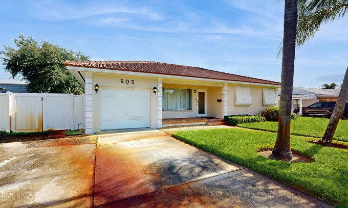 Lantana Casa | 5 Minutes to Beach | Sparkling Tropical Getaway | Large Screened Lanai