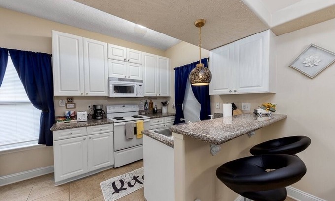 New Bern Casa | 5 minutes to Cherry point! Family-sized townhouse with fireplace & balcony