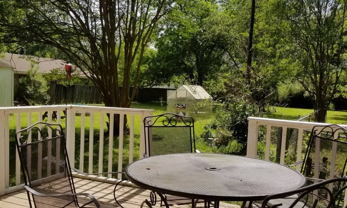 Charleston Cabaña | 5 minutes to downtown, short drive to beach