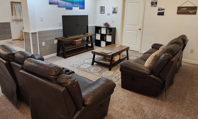 Moose Creek Apartamento | 5 minutes to Eielson, 10 to North Pole, 2bdrm apt, 10ft ceilings, sleeps 4 to 6.