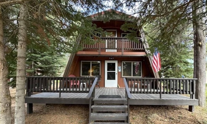 Island Park Cabina | 5 minutes to Henry's Lake & 20 minutes to Yellowstone!