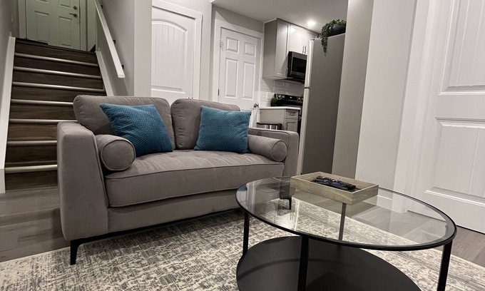 Southwest Calgary Apartamento | 5 minutes to Spruce Meadows, Home of Calgary's Show Jumping! Family-sized suite