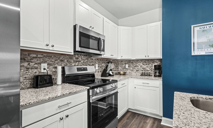 Little River Casa | 5 minutes to the beach! 3BR home, movie theatre, & golf located in North Myrtle!