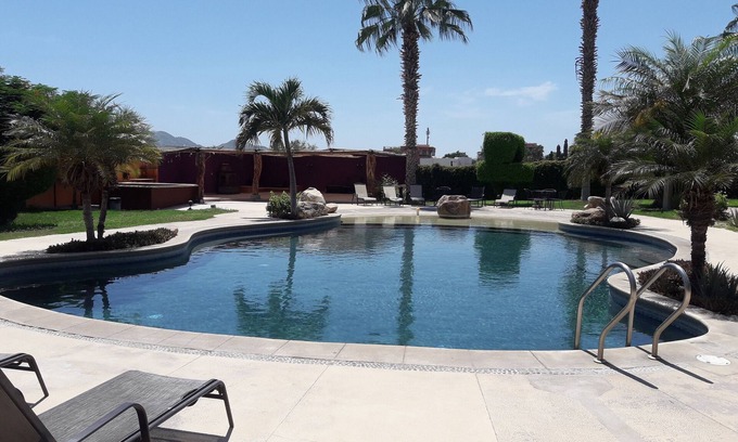 Colonia El Progreso Apartamento | 5 minutes to the beach! Family-sized condo with large pool fastWifi & deck