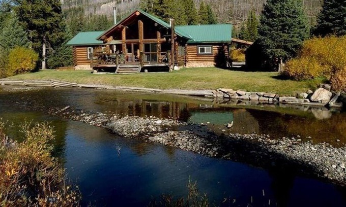 Silver Gate Cabina | 5 minutes to Yellowstone. Fish off your back deck.