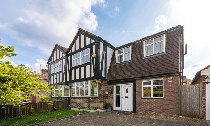 Oakleigh Casa | 5 Minutes walk from Barnet Underground , Lovely 5 bedroom House with Office !