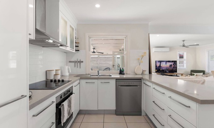 Broadbeach Casa | 5 minutes walk to pacific fair/beach-3 bedrooms with 3 ensuites, suit 10 people