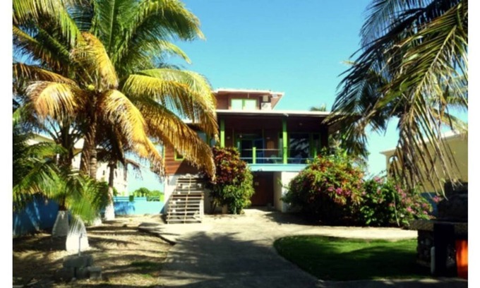 Isla de Utila Casa | 5 O'Clock Somewhere 3 bedroom Ocean Front Home -